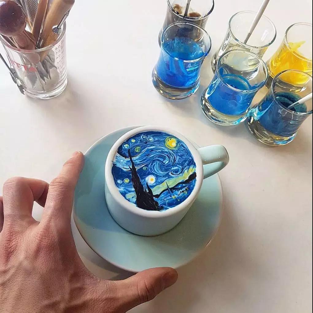 在咖啡上绘出浪漫的星空