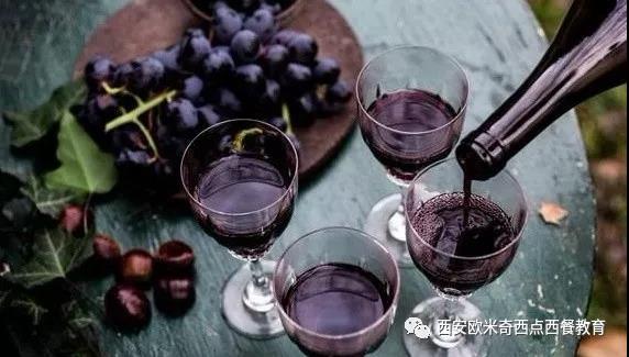  克罗地亚胜利之日的Plavac Mali酒的制作