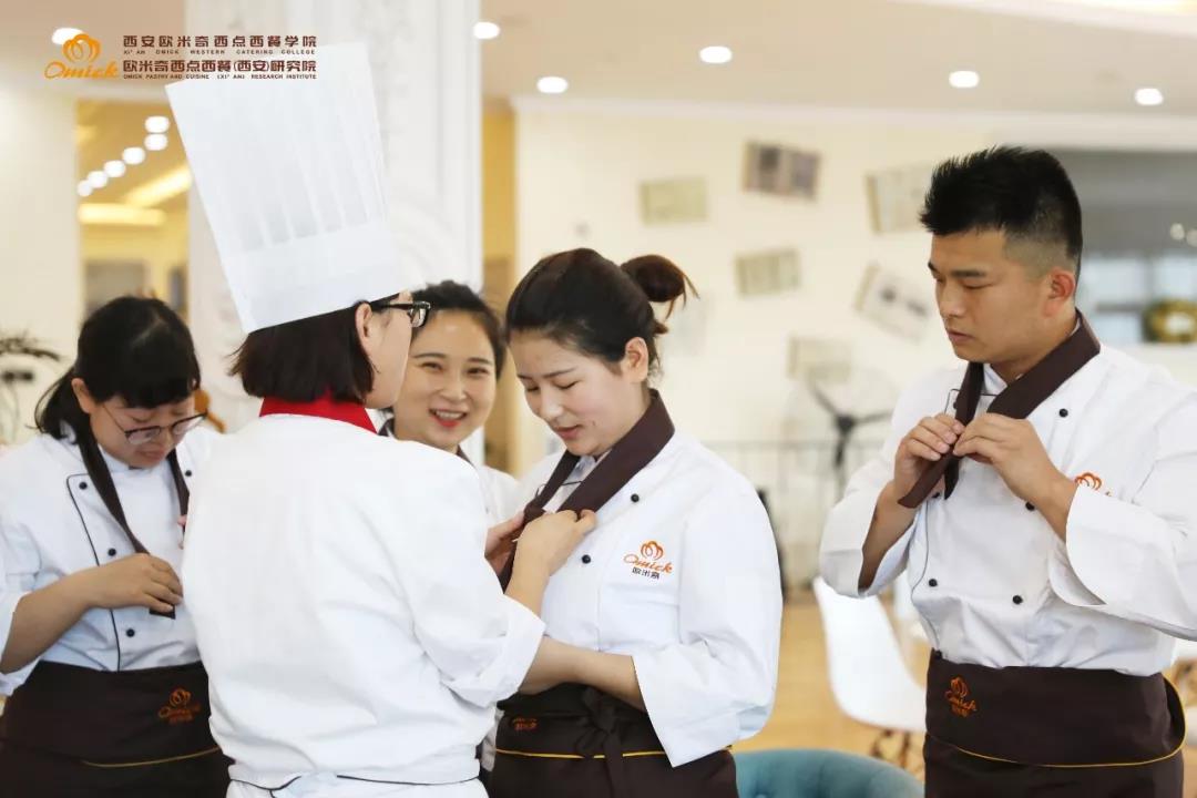 毕业丨比四季更美好的，是西安欧米奇的毕业季