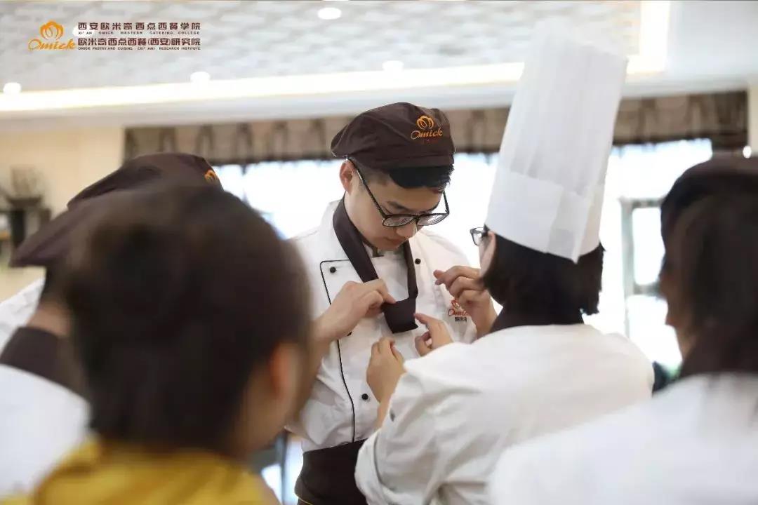 学西餐专业好还是学西点好？