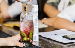 “你也想学调酒吗？”我第一次看到，原来认真